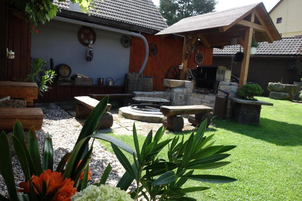 Pod Lipou Hotel Dolni Brusnice Exterior photo